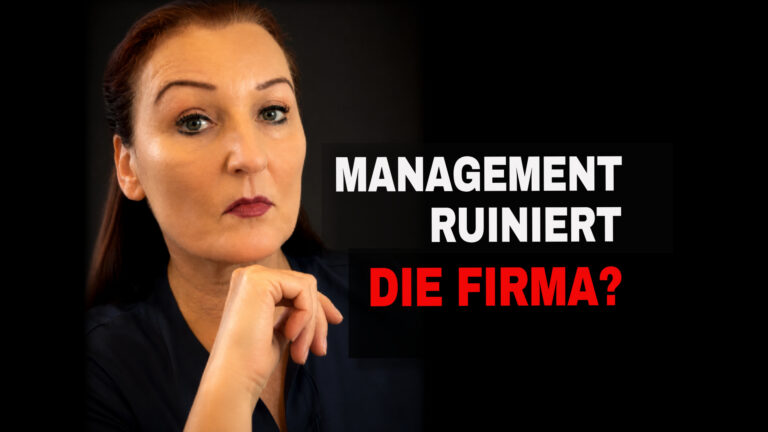 Unternehmerin mit prüfendem Blick neben dem Schriftzug „Management ruiniert die Firma?“ zum Thema toxische Führung und Unternehmensrisiken.