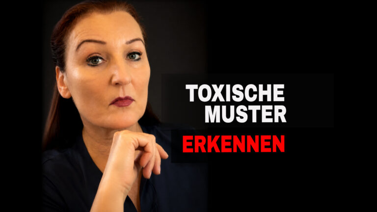Frau vor schwarzem Hintergrund mit dem Text „Toxische Muster erkennen“ als Symbol für toxische Kommunikation und Framing.